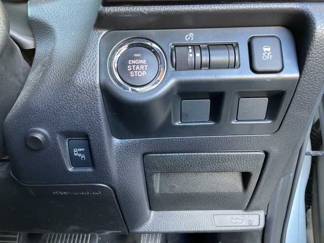 スバル レヴォーグ 1．6GT アイサイト Sスタイル 三重県 2017(平29)年 7.4万km クリスタルホワイトP 登録時73449km/禁煙車/純正ナビ/（AM/FM/TV/Bluetooth）/フルセグTV/バックカメラ/ETC/ステアリングスイッチ/パドルシフト/レーダークルーズコントロール/オートライト/パワーシート/シートヒーター/アイドリングストップ/アイサイト/衝突軽減システム/レーンキープアシスト/コーナーセンサー/純正フロアマット/スペアキー/プッシュスタート