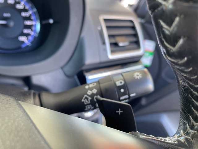 スバル レヴォーグ 1．6GT アイサイト Sスタイル 三重県 2017(平29)年 7.4万km クリスタルホワイトP 登録時73449km/禁煙車/純正ナビ/（AM/FM/TV/Bluetooth）/フルセグTV/バックカメラ/ETC/ステアリングスイッチ/パドルシフト/レーダークルーズコントロール/オートライト/パワーシート/シートヒーター/アイドリングストップ/アイサイト/衝突軽減システム/レーンキープアシスト/コーナーセンサー/純正フロアマット/スペアキー/プッシュスタート