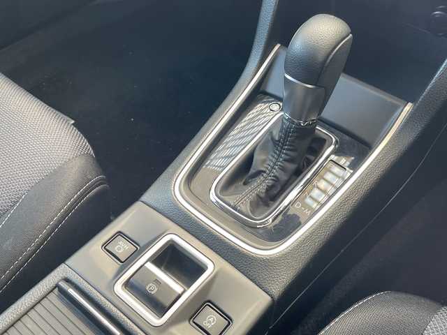 スバル レヴォーグ 1．6GT アイサイト Sスタイル 三重県 2017(平29)年 7.4万km クリスタルホワイトP 登録時73449km/禁煙車/純正ナビ/（AM/FM/TV/Bluetooth）/フルセグTV/バックカメラ/ETC/ステアリングスイッチ/パドルシフト/レーダークルーズコントロール/オートライト/パワーシート/シートヒーター/アイドリングストップ/アイサイト/衝突軽減システム/レーンキープアシスト/コーナーセンサー/純正フロアマット/スペアキー/プッシュスタート