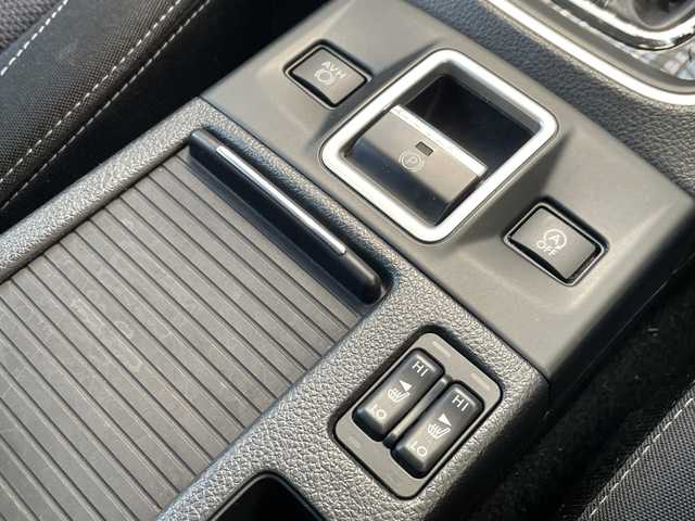 スバル レヴォーグ 1．6GT アイサイト Sスタイル 三重県 2017(平29)年 7.4万km クリスタルホワイトP 登録時73449km/禁煙車/純正ナビ/（AM/FM/TV/Bluetooth）/フルセグTV/バックカメラ/ETC/ステアリングスイッチ/パドルシフト/レーダークルーズコントロール/オートライト/パワーシート/シートヒーター/アイドリングストップ/アイサイト/衝突軽減システム/レーンキープアシスト/コーナーセンサー/純正フロアマット/スペアキー/プッシュスタート