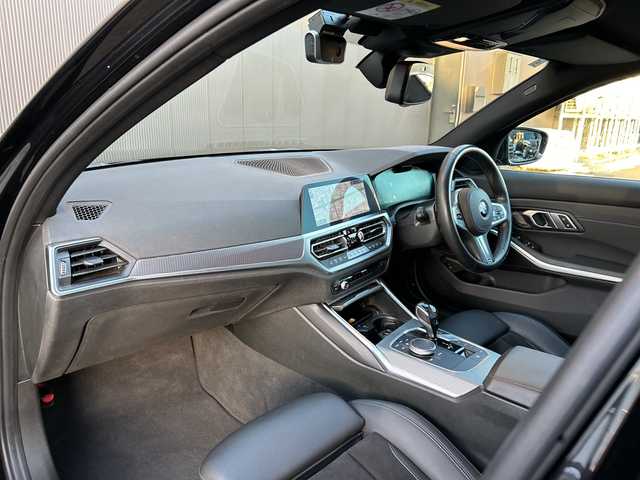ＢＭＷ ３２０ｄ xDrive Mスポーツ 道東・釧路十勝 2021(令3)年 4.3万km サファイアブラックP ワンオーナー/４WD/BMWライブ・コックピット/純正HDDナビ/ BT/USB/type-c/AppleCarPlay/パーキングアシストプラス/　360°ビューカメラ/　パークディスタンスコントロール/ミラーETC/純正前後ドライブレコーダー/コンフォートパッケージ/パワートランク/衝突回避ブレーキ/レーンキーピングアシスト/アクティブクルーズコントロール/ブラインドスポットインフォメーション/ハーフレザーシート/フロントパワーシート/フロントシートヒーティング/純正18インチAW/純正フロアマット/取扱説明書/保証書/スペアキー