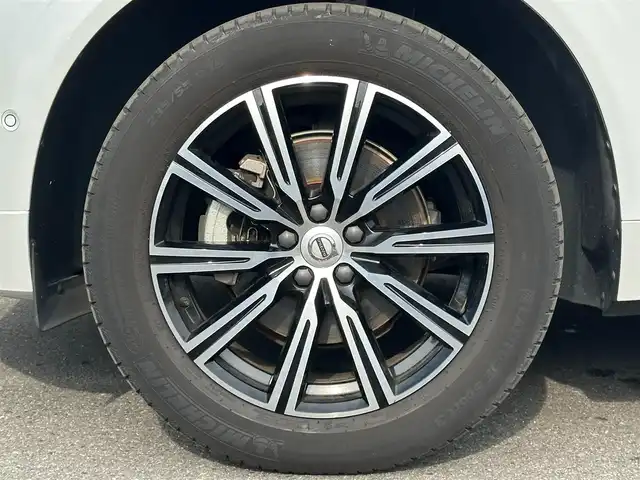 ボルボ ＸＣ６０ D4 AWD インスクリプション 福島県 2018(平30)年 3.9万km クリスタルホワイトP パノラマサンルーフ/Bowers &Wilkinsサウンド/ヘッドアップディスプレイ/アダプティブクルーズコントロール/レーンアシスト/黒レザーシート/シートヒーター（全席）/シートエアコン（D/N）/メモリ付きパワーシート（D/N）/ステアリングヒーター/純正ナビ/・AppleCarPlay/・フルセグTV/全方位カメラ/ブラインドスポットモニター/LEDヘッドライト/オートハイビーム/パワーバックドア/純正19インチAW/オートホールド/コーナーセンサー（前後）/取扱説明書/保証書/スペアキー