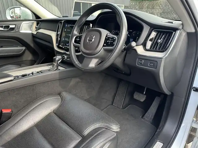 ボルボ ＸＣ６０ D4 AWD インスクリプション 福島県 2018(平30)年 3.9万km クリスタルホワイトP パノラマサンルーフ/Bowers &Wilkinsサウンド/ヘッドアップディスプレイ/アダプティブクルーズコントロール/レーンアシスト/黒レザーシート/シートヒーター（全席）/シートエアコン（D/N）/メモリ付きパワーシート（D/N）/ステアリングヒーター/純正ナビ/・AppleCarPlay/・フルセグTV/全方位カメラ/ブラインドスポットモニター/LEDヘッドライト/オートハイビーム/パワーバックドア/純正19インチAW/オートホールド/コーナーセンサー（前後）/取扱説明書/保証書/スペアキー