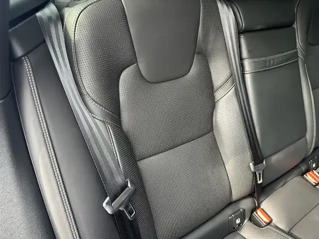 ボルボ ＸＣ６０ D4 AWD インスクリプション 福島県 2018(平30)年 3.9万km クリスタルホワイトP パノラマサンルーフ/Bowers &Wilkinsサウンド/ヘッドアップディスプレイ/アダプティブクルーズコントロール/レーンアシスト/黒レザーシート/シートヒーター（全席）/シートエアコン（D/N）/メモリ付きパワーシート（D/N）/ステアリングヒーター/純正ナビ/・AppleCarPlay/・フルセグTV/全方位カメラ/ブラインドスポットモニター/LEDヘッドライト/オートハイビーム/パワーバックドア/純正19インチAW/オートホールド/コーナーセンサー（前後）/取扱説明書/保証書/スペアキー