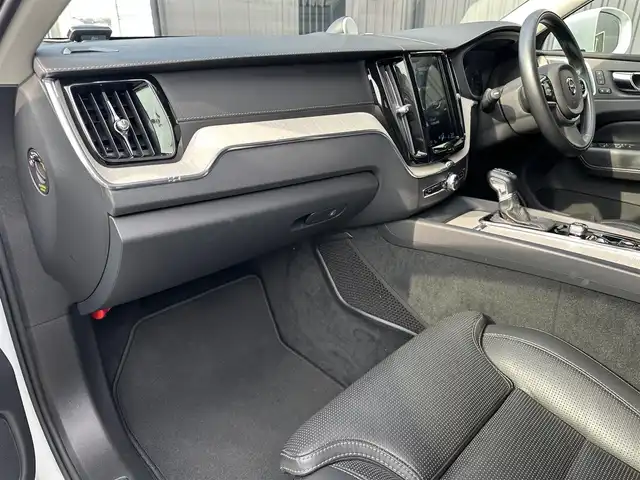 ボルボ ＸＣ６０ D4 AWD インスクリプション 福島県 2018(平30)年 3.9万km クリスタルホワイトP パノラマサンルーフ/Bowers &Wilkinsサウンド/ヘッドアップディスプレイ/アダプティブクルーズコントロール/レーンアシスト/黒レザーシート/シートヒーター（全席）/シートエアコン（D/N）/メモリ付きパワーシート（D/N）/ステアリングヒーター/純正ナビ/・AppleCarPlay/・フルセグTV/全方位カメラ/ブラインドスポットモニター/LEDヘッドライト/オートハイビーム/パワーバックドア/純正19インチAW/オートホールド/コーナーセンサー（前後）/取扱説明書/保証書/スペアキー