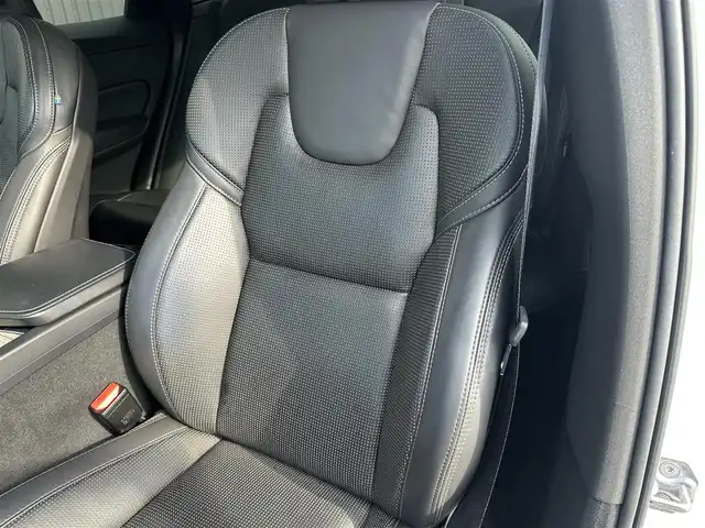 ボルボ ＸＣ６０ D4 AWD インスクリプション 福島県 2018(平30)年 3.9万km クリスタルホワイトP パノラマサンルーフ/Bowers &Wilkinsサウンド/ヘッドアップディスプレイ/アダプティブクルーズコントロール/レーンアシスト/黒レザーシート/シートヒーター（全席）/シートエアコン（D/N）/メモリ付きパワーシート（D/N）/ステアリングヒーター/純正ナビ/・AppleCarPlay/・フルセグTV/全方位カメラ/ブラインドスポットモニター/LEDヘッドライト/オートハイビーム/パワーバックドア/純正19インチAW/オートホールド/コーナーセンサー（前後）/取扱説明書/保証書/スペアキー