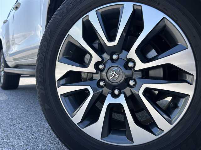 トヨタ ランドクルーザー プラド TX Lパッケージ 滋賀県 2023(令5)年 3万km ホワイトパールクリスタルシャイン ガソリン/4WD(F4)/6速AT/チルト＆スライド電動ムーンルーフ/7インチ社外ナビ【CN-HE02WD】/(FM/AM/CD/DVD/フルセグ/Bluetooth)/バックカメラ/ETC/ドライブレコーダー/ＴｏｙｏｔａＳａｆｅｔｙＳｅｎｓｅ/・レーダークルーズコントロール/・レーンキープアシスト/・プリクラッシュブレーキアシスト	/・踏み間違い防止アシスト	/・ブレーキアシスト	/運転席・助手席シートヒーター/運転席・助手席シートベンチレーション/電動格納ミラー/自動防眩ミラー/革巻きステアリング/ステアリングスイッチ/オートライト/LEDヘッドライト/フロントフォグ/フルオートエアコン/プッシュスタート/スマートキー/純正フロアマット
