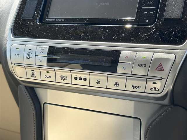 トヨタ ランドクルーザー プラド TX Lパッケージ 滋賀県 2023(令5)年 3万km ホワイトパールクリスタルシャイン ガソリン/4WD(F4)/6速AT/チルト＆スライド電動ムーンルーフ/7インチ社外ナビ【CN-HE02WD】/(FM/AM/CD/DVD/フルセグ/Bluetooth)/バックカメラ/ETC/ドライブレコーダー/ＴｏｙｏｔａＳａｆｅｔｙＳｅｎｓｅ/・レーダークルーズコントロール/・レーンキープアシスト/・プリクラッシュブレーキアシスト	/・踏み間違い防止アシスト	/・ブレーキアシスト	/運転席・助手席シートヒーター/運転席・助手席シートベンチレーション/電動格納ミラー/自動防眩ミラー/革巻きステアリング/ステアリングスイッチ/オートライト/LEDヘッドライト/フロントフォグ/フルオートエアコン/プッシュスタート/スマートキー/純正フロアマット