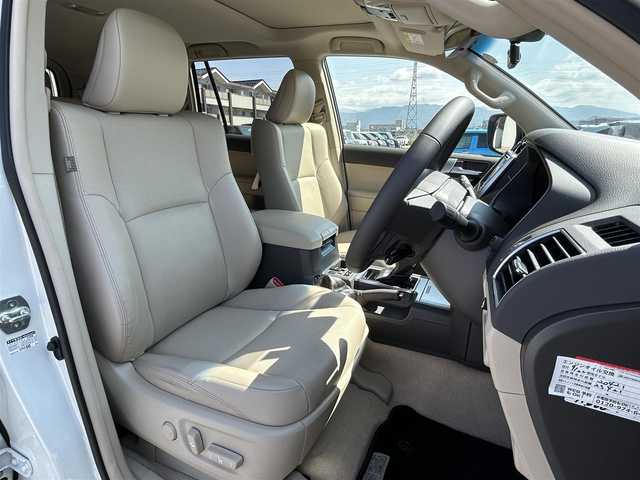 トヨタ ランドクルーザー プラド TX Lパッケージ 滋賀県 2023(令5)年 3万km ホワイトパールクリスタルシャイン ガソリン/4WD(F4)/6速AT/チルト＆スライド電動ムーンルーフ/7インチ社外ナビ【CN-HE02WD】/(FM/AM/CD/DVD/フルセグ/Bluetooth)/バックカメラ/ETC/ドライブレコーダー/ＴｏｙｏｔａＳａｆｅｔｙＳｅｎｓｅ/・レーダークルーズコントロール/・レーンキープアシスト/・プリクラッシュブレーキアシスト	/・踏み間違い防止アシスト	/・ブレーキアシスト	/運転席・助手席シートヒーター/運転席・助手席シートベンチレーション/電動格納ミラー/自動防眩ミラー/革巻きステアリング/ステアリングスイッチ/オートライト/LEDヘッドライト/フロントフォグ/フルオートエアコン/プッシュスタート/スマートキー/純正フロアマット