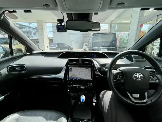 トヨタ プリウス A プレミアム 埼玉県 2020(令2)年 5.6万km グレーメタリック ＜外装＞/モデリスタエアロ(F、S、R)/ローダウン(ダウンサス)/ワーク19インチ アルミホイール/ヘッドライト純正加工品(LED)/マフラーカッター/TRDエアロドアミラーフィン/＜機能＞/エコグライダー(スロットルコントローラー)/ナビキャンセラー/HDMIポート入力端子/ワンタッチウインカー/純正ナビ(フルセグ/Bluetooth/CD/DVD/ラジオ)/シートヒーター/シートベンチレーター/クルーズコントロール(追従機能あり)/HUD(ヘッドアップディスプレイ)/ETC/ドラレコ/＜その他＞/スペアキー×2/純正ホイールあり（15インチ）