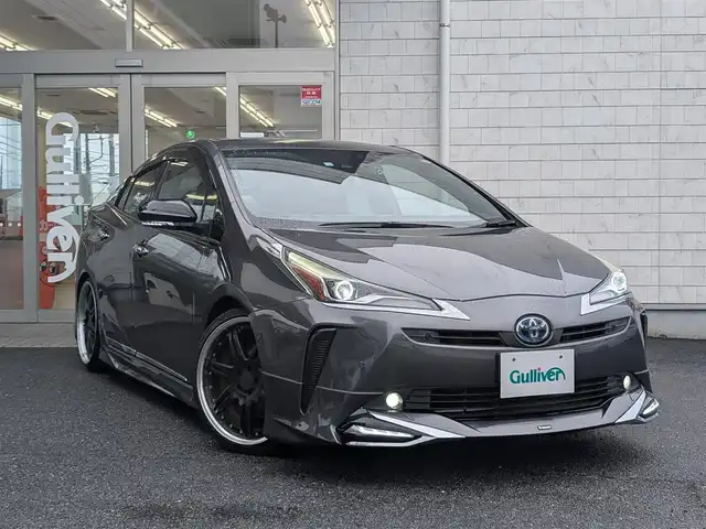 トヨタ プリウス A プレミアム 埼玉県 2020(令2)年 5.6万km グレーメタリック ＜外装＞/モデリスタエアロ(F、S、R)/ローダウン(ダウンサス)/ワーク19インチ アルミホイール/ヘッドライト純正加工品(LED)/マフラーカッター/TRDエアロドアミラーフィン/＜機能＞/エコグライダー(スロットルコントローラー)/ナビキャンセラー/HDMIポート入力端子/ワンタッチウインカー/純正ナビ(フルセグ/Bluetooth/CD/DVD/ラジオ)/シートヒーター/シートベンチレーター/クルーズコントロール(追従機能あり)/HUD(ヘッドアップディスプレイ)/ETC/ドラレコ/＜その他＞/スペアキー×2/純正ホイールあり（15インチ）
