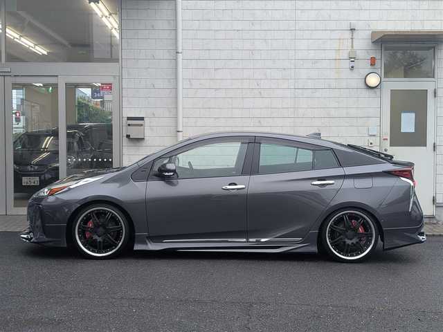 トヨタ プリウス A プレミアム 埼玉県 2020(令2)年 5.6万km グレーメタリック ＜外装＞/モデリスタエアロ(F、S、R)/ローダウン(ダウンサス)/ワーク19インチ アルミホイール/ヘッドライト純正加工品(LED)/マフラーカッター/TRDエアロドアミラーフィン/＜機能＞/エコグライダー(スロットルコントローラー)/ナビキャンセラー/HDMIポート入力端子/ワンタッチウインカー/純正ナビ(フルセグ/Bluetooth/CD/DVD/ラジオ)/シートヒーター/シートベンチレーター/クルーズコントロール(追従機能あり)/HUD(ヘッドアップディスプレイ)/ETC/ドラレコ/＜その他＞/スペアキー×2/純正ホイールあり（15インチ）