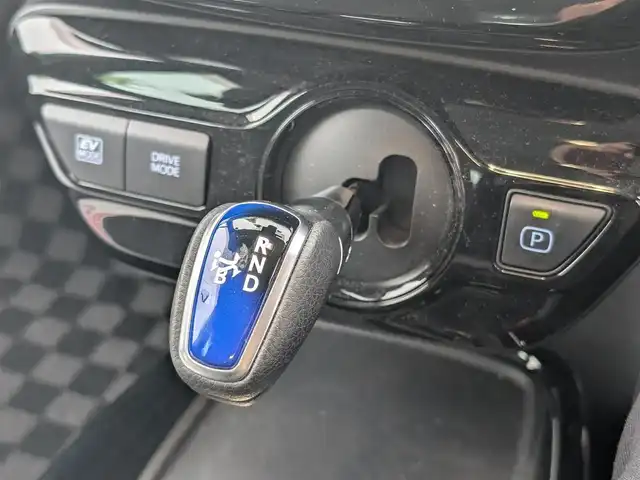 トヨタ プリウス A プレミアム 埼玉県 2020(令2)年 5.6万km グレーメタリック ＜外装＞/モデリスタエアロ(F、S、R)/ローダウン(ダウンサス)/ワーク19インチ アルミホイール/ヘッドライト純正加工品(LED)/マフラーカッター/TRDエアロドアミラーフィン/＜機能＞/エコグライダー(スロットルコントローラー)/ナビキャンセラー/HDMIポート入力端子/ワンタッチウインカー/純正ナビ(フルセグ/Bluetooth/CD/DVD/ラジオ)/シートヒーター/シートベンチレーター/クルーズコントロール(追従機能あり)/HUD(ヘッドアップディスプレイ)/ETC/ドラレコ/＜その他＞/スペアキー×2/純正ホイールあり（15インチ）
