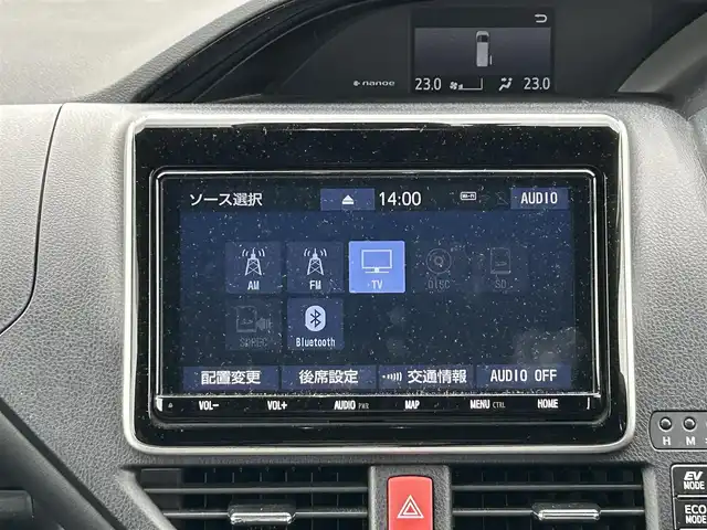 トヨタ エスクァイア ハイブリッド Gi 福島県 2018(平30)年 5.9万km ホワイトパールクリスタルシャイン ワンオーナー/純正ＳＤナビ/・ＣＤ/・ＤＶＤ/・フルセグＴＶ/・ＳＤ/・Ｂｌｕｅｔｏｏｔｈ/後席モニター/バックカメラ/両側パワースライドドア/純正エンジンスターター/クルーズコントロール/トヨタセーフティセンス/・プリクラッシュセーフティシステム/・レーンディパーチャーアラート/・オートマチックハイビーム/・先行車発進告知機能/ビルトインＥＴＣ/D席＋N席シートヒーター/ｎａｎｏｅエアコン/スペアキーあり/保証書/取扱説明書
