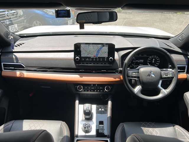 三菱 アウトランダー ＰＨＥＶ P 宮崎県 2021(令3)年 1.3万km ナチュラルホワイト 純正ナビ(TV/FM/Bluetooth/HDMI)/マルチアラウンドモニター/BOSEサウンド/ワイヤレス充電器/プラグインHV/マイパイロット/イノベーティブペダルオペレーションモード/シートヒーター/ステアリングヒーター/パワーシート/デジタルインナーミラー/ETC/前後ドライブレコーダー