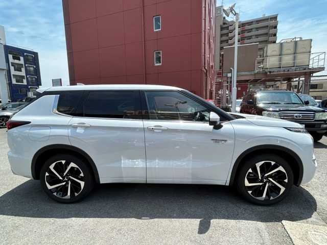 三菱 アウトランダー ＰＨＥＶ P 宮崎県 2021(令3)年 1.3万km ナチュラルホワイト 純正ナビ(TV/FM/Bluetooth/HDMI)/マルチアラウンドモニター/BOSEサウンド/ワイヤレス充電器/プラグインHV/マイパイロット/イノベーティブペダルオペレーションモード/シートヒーター/ステアリングヒーター/パワーシート/デジタルインナーミラー/ETC/前後ドライブレコーダー
