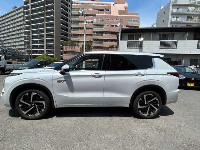 三菱 アウトランダー ＰＨＥＶ P 宮崎県 2021(令3)年 1.3万km ナチュラルホワイト 純正ナビ(TV/FM/Bluetooth/HDMI)/マルチアラウンドモニター/BOSEサウンド/ワイヤレス充電器/プラグインHV/マイパイロット/イノベーティブペダルオペレーションモード/シートヒーター/ステアリングヒーター/パワーシート/デジタルインナーミラー/ETC/前後ドライブレコーダー