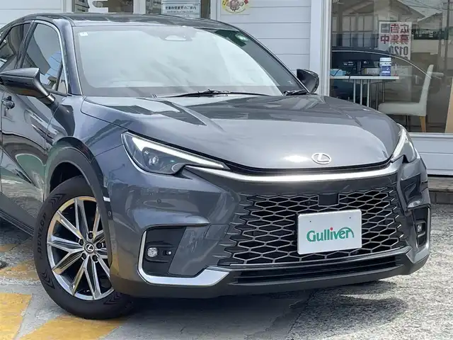 レクサス ＬＢＸ リラックス 神奈川県 2024(令6)年 0.1万km ソニッククロム ワンオーナー/Lexus Safety Systemu+/純正9.8インチディスプレイオーディオ/　（コネクティッドナビ対応・Bluetooth・Miracast）/パノラミックビューモニター/マークレビンソンプレミアムサウンド/カラーヘッドアップディスプレイ/アドバンスドパーク/純正OP前後ドライブレコーダー/おくだけ充電/アクセサリーコンセントAC100V1500W/セミアニリン茶革シート/前席シートヒーター/運転席8Way調整式パワーシート/ステアリングヒーター/ブラインドスポットモニター/LEDヘッドライト/LEDフォグライト/クリアランスソナー/パワーバックドア/スマートキー×2/カードキー×1/保証書/取扱説明書