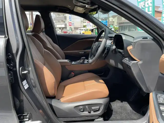 レクサス ＬＢＸ リラックス 神奈川県 2024(令6)年 0.1万km ソニッククロム ワンオーナー/Lexus Safety Systemu+/純正9.8インチディスプレイオーディオ/　（コネクティッドナビ対応・Bluetooth・Miracast）/パノラミックビューモニター/マークレビンソンプレミアムサウンド/カラーヘッドアップディスプレイ/アドバンスドパーク/純正OP前後ドライブレコーダー/おくだけ充電/アクセサリーコンセントAC100V1500W/セミアニリン茶革シート/前席シートヒーター/運転席8Way調整式パワーシート/ステアリングヒーター/ブラインドスポットモニター/LEDヘッドライト/LEDフォグライト/クリアランスソナー/パワーバックドア/スマートキー×2/カードキー×1/保証書/取扱説明書