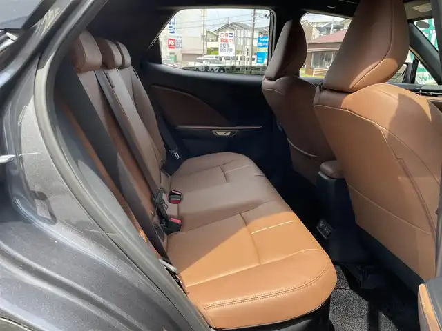 レクサス ＬＢＸ リラックス 神奈川県 2024(令6)年 0.1万km ソニッククロム ワンオーナー/Lexus Safety Systemu+/純正9.8インチディスプレイオーディオ/　（コネクティッドナビ対応・Bluetooth・Miracast）/パノラミックビューモニター/マークレビンソンプレミアムサウンド/カラーヘッドアップディスプレイ/アドバンスドパーク/純正OP前後ドライブレコーダー/おくだけ充電/アクセサリーコンセントAC100V1500W/セミアニリン茶革シート/前席シートヒーター/運転席8Way調整式パワーシート/ステアリングヒーター/ブラインドスポットモニター/LEDヘッドライト/LEDフォグライト/クリアランスソナー/パワーバックドア/スマートキー×2/カードキー×1/保証書/取扱説明書