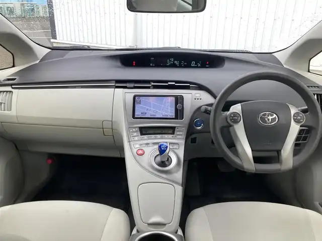 トヨタ プリウス S 熊本県 2012(平24)年 18.6万km ホワイトパールクリスタルシャイン ワンオーナー/純正ナビ/・AM/FM/CD/DVD/SD/BT/・フルセグTV/バックカメラ/ビルトインETC/ステアリングリモコン/電動格納ミラー/・ウィンカーミラー/オートライト/・フォグランプ/・HIDライト/トノカバー/純正ドアバイザー/純正フロアマット/PWRモード/ECOモード/EVモード/スマートキー