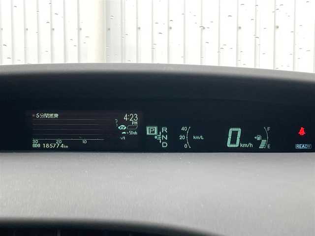 トヨタ プリウス S 熊本県 2012(平24)年 18.6万km ホワイトパールクリスタルシャイン ワンオーナー/純正ナビ/・AM/FM/CD/DVD/SD/BT/・フルセグTV/バックカメラ/ビルトインETC/ステアリングリモコン/電動格納ミラー/・ウィンカーミラー/オートライト/・フォグランプ/・HIDライト/トノカバー/純正ドアバイザー/純正フロアマット/PWRモード/ECOモード/EVモード/スマートキー