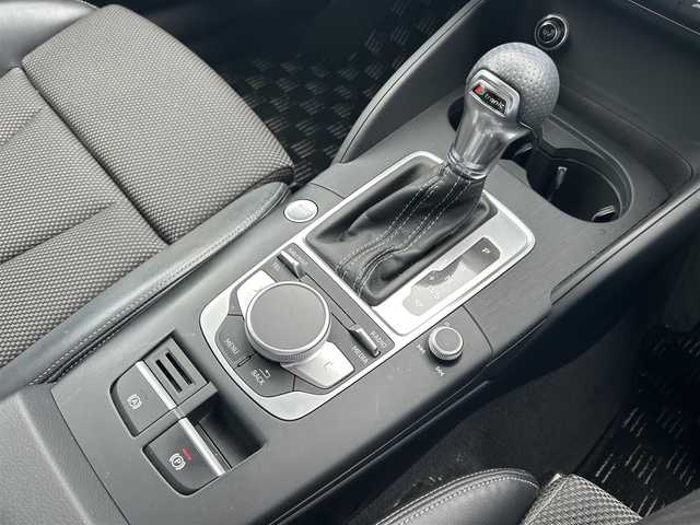 アウディ Ａ３ SB 1.4TFSI スポーツ Sライン 茨城県 2017(平29)年 6.1万km マコウブルークリスタルエフェクト S-line専用ステアリング/S-line専用ハーフレザーシート/純正ナビ/（AM.FM.CD.DVD.BT.USB）/フルセグTV/バックカメラ/ETC2.0/ACC/D/N席パワーシート/D/N席シートヒーター/コーナーセンサー/HIDヘッドライト/オートライト/パドルシフト/ステアリングスイッチ/スマートキー/プッシュスタート