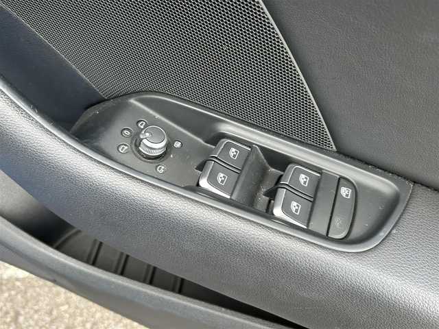 アウディ Ａ３ SB 1.4TFSI スポーツ Sライン 茨城県 2017(平29)年 6.1万km マコウブルークリスタルエフェクト S-line専用ステアリング/S-line専用ハーフレザーシート/純正ナビ/（AM.FM.CD.DVD.BT.USB）/フルセグTV/バックカメラ/ETC2.0/ACC/D/N席パワーシート/D/N席シートヒーター/コーナーセンサー/HIDヘッドライト/オートライト/パドルシフト/ステアリングスイッチ/スマートキー/プッシュスタート