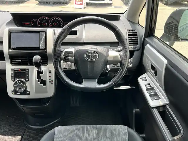 トヨタ ノア Si 富山県 2013(平25)年 10.7万km ブラック 純正ナビ（Bluetooth/ワンセグTV/バックカメラ有/DVD再生機能有）/パワースライドドア/ダブルオートエアコン/マニュアルトランスミッションモード/ETC/横滑り防止機能/オートライト