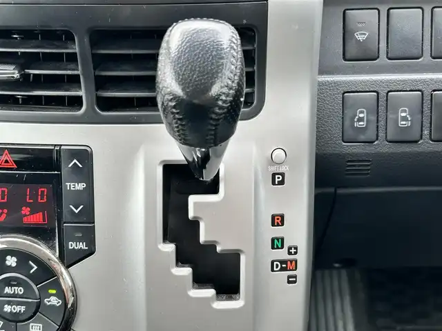 トヨタ ノア Si 富山県 2013(平25)年 10.7万km ブラック 純正ナビ（Bluetooth/ワンセグTV/バックカメラ有/DVD再生機能有）/パワースライドドア/ダブルオートエアコン/マニュアルトランスミッションモード/ETC/横滑り防止機能/オートライト
