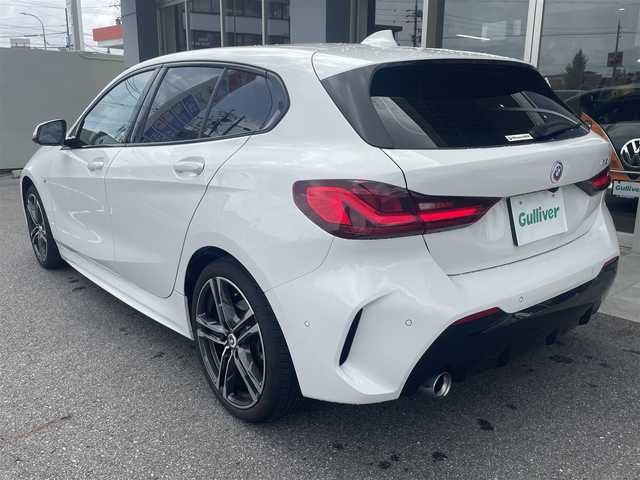 ＢＭＷ １１８ｉ Mスポーツ 愛知県 2022(令4)年 1.5万km 白 AIS検査4.5点　内装A/革シート　/シートヒーター　/メーカーHDDナビ　/バックカメラ　/ドライビングアシスト　/パーキングアシスト　/LEDヘッドランプ　/パノラマガラスルーフ　/パワーシート　/パワーバックドア　/コンフォートアクセス　