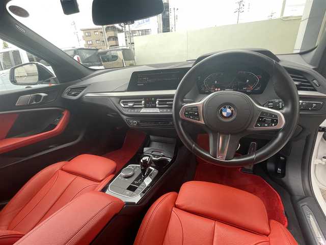 ＢＭＷ １１８ｉ Mスポーツ 愛知県 2022(令4)年 1.5万km 白 AIS検査4.5点　内装A/革シート　/シートヒーター　/メーカーHDDナビ　/バックカメラ　/ドライビングアシスト　/パーキングアシスト　/LEDヘッドランプ　/パノラマガラスルーフ　/パワーシート　/パワーバックドア　/コンフォートアクセス　
