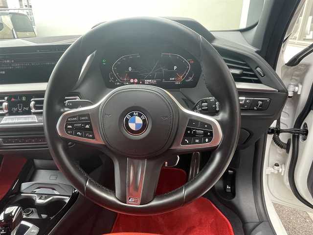 ＢＭＷ １１８ｉ Mスポーツ 愛知県 2022(令4)年 1.5万km 白 AIS検査4.5点　内装A/革シート　/シートヒーター　/メーカーHDDナビ　/バックカメラ　/ドライビングアシスト　/パーキングアシスト　/LEDヘッドランプ　/パノラマガラスルーフ　/パワーシート　/パワーバックドア　/コンフォートアクセス　