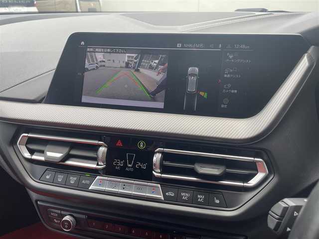ＢＭＷ １１８ｉ Mスポーツ 愛知県 2022(令4)年 1.5万km 白 AIS検査4.5点　内装A/革シート　/シートヒーター　/メーカーHDDナビ　/バックカメラ　/ドライビングアシスト　/パーキングアシスト　/LEDヘッドランプ　/パノラマガラスルーフ　/パワーシート　/パワーバックドア　/コンフォートアクセス　