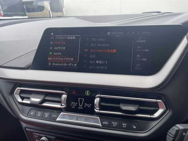 ＢＭＷ １１８ｉ Mスポーツ 愛知県 2022(令4)年 1.5万km 白 AIS検査4.5点　内装A/革シート　/シートヒーター　/メーカーHDDナビ　/バックカメラ　/ドライビングアシスト　/パーキングアシスト　/LEDヘッドランプ　/パノラマガラスルーフ　/パワーシート　/パワーバックドア　/コンフォートアクセス　