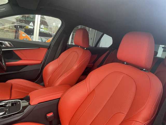ＢＭＷ １１８ｉ Mスポーツ 愛知県 2022(令4)年 1.5万km 白 AIS検査4.5点　内装A/革シート　/シートヒーター　/メーカーHDDナビ　/バックカメラ　/ドライビングアシスト　/パーキングアシスト　/LEDヘッドランプ　/パノラマガラスルーフ　/パワーシート　/パワーバックドア　/コンフォートアクセス　