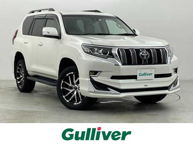 トヨタ ランドクルーザー プラド TX Lパッケージ 群馬県 2023(令5)年 4.5万km ホワイトパールクリスタルシャイン モデリスタエアロ/チルト＆スライド電動ムーンルーフ（挟み込み防止機能付）/ルーフレール/ブラインドスポットモニター［BSM］＋リヤクロストラフィックアラート /9型ワイドディスプレイオーディオ＋T-Connectナビキット/・USB(動画・音声再生/給電）/Bluetooth(ハンズフリー/オーディオ）/Miracast /マルチテレインモニター〈フロント/サイド（左右）＋バックカメラ付〉/====/ベージュ本革シート/前席パワーシート/シートヒーター/シートベンチレーション/衝突被害軽減装置　Toyota Safety Sense/・プリクラッシュセーフティ（歩行者［昼夜］・自転車運転者［昼］検知機能付衝突回避支援タイプ/ミリ波レーダー＋単眼カメラ方式）/・レーンディパーチャーアラート［LDA］（ヨーアシスト機能付）/・オートマチックハイビーム［AHB］/・レーダークルーズコントロール（ブレーキ制御付）/・ロードサインアシスト［RSA］/ミラー型ドライブレコーダー/ビルトインETC2.0/スマートキー /プッシュスタート/LEDヘッドライト/オートライト /オートマチックハイビーム/Fフォグランプ /NITRO Power20インチアルミホイール