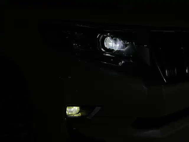 トヨタ ランドクルーザー プラド TX Lパッケージ 群馬県 2023(令5)年 4.5万km ホワイトパールクリスタルシャイン モデリスタエアロ/チルト＆スライド電動ムーンルーフ（挟み込み防止機能付）/ルーフレール/ブラインドスポットモニター［BSM］＋リヤクロストラフィックアラート /9型ワイドディスプレイオーディオ＋T-Connectナビキット/・USB(動画・音声再生/給電）/Bluetooth(ハンズフリー/オーディオ）/Miracast /マルチテレインモニター〈フロント/サイド（左右）＋バックカメラ付〉/====/ベージュ本革シート/前席パワーシート/シートヒーター/シートベンチレーション/衝突被害軽減装置　Toyota Safety Sense/・プリクラッシュセーフティ（歩行者［昼夜］・自転車運転者［昼］検知機能付衝突回避支援タイプ/ミリ波レーダー＋単眼カメラ方式）/・レーンディパーチャーアラート［LDA］（ヨーアシスト機能付）/・オートマチックハイビーム［AHB］/・レーダークルーズコントロール（ブレーキ制御付）/・ロードサインアシスト［RSA］/ミラー型ドライブレコーダー/ビルトインETC2.0/スマートキー /プッシュスタート/LEDヘッドライト/オートライト /オートマチックハイビーム/Fフォグランプ /NITRO Power20インチアルミホイール