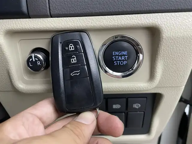 トヨタ ランドクルーザー プラド TX Lパッケージ 群馬県 2023(令5)年 4.5万km ホワイトパールクリスタルシャイン モデリスタエアロ/チルト＆スライド電動ムーンルーフ（挟み込み防止機能付）/ルーフレール/ブラインドスポットモニター［BSM］＋リヤクロストラフィックアラート /9型ワイドディスプレイオーディオ＋T-Connectナビキット/・USB(動画・音声再生/給電）/Bluetooth(ハンズフリー/オーディオ）/Miracast /マルチテレインモニター〈フロント/サイド（左右）＋バックカメラ付〉/====/ベージュ本革シート/前席パワーシート/シートヒーター/シートベンチレーション/衝突被害軽減装置　Toyota Safety Sense/・プリクラッシュセーフティ（歩行者［昼夜］・自転車運転者［昼］検知機能付衝突回避支援タイプ/ミリ波レーダー＋単眼カメラ方式）/・レーンディパーチャーアラート［LDA］（ヨーアシスト機能付）/・オートマチックハイビーム［AHB］/・レーダークルーズコントロール（ブレーキ制御付）/・ロードサインアシスト［RSA］/ミラー型ドライブレコーダー/ビルトインETC2.0/スマートキー /プッシュスタート/LEDヘッドライト/オートライト /オートマチックハイビーム/Fフォグランプ /NITRO Power20インチアルミホイール