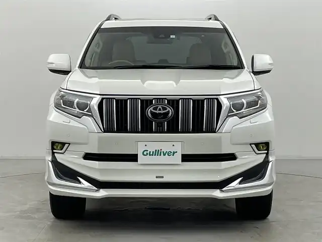 トヨタ ランドクルーザー プラド TX Lパッケージ 群馬県 2023(令5)年 4.5万km ホワイトパールクリスタルシャイン モデリスタエアロ/チルト＆スライド電動ムーンルーフ（挟み込み防止機能付）/ルーフレール/ブラインドスポットモニター［BSM］＋リヤクロストラフィックアラート /9型ワイドディスプレイオーディオ＋T-Connectナビキット/・USB(動画・音声再生/給電）/Bluetooth(ハンズフリー/オーディオ）/Miracast /マルチテレインモニター〈フロント/サイド（左右）＋バックカメラ付〉/====/ベージュ本革シート/前席パワーシート/シートヒーター/シートベンチレーション/衝突被害軽減装置　Toyota Safety Sense/・プリクラッシュセーフティ（歩行者［昼夜］・自転車運転者［昼］検知機能付衝突回避支援タイプ/ミリ波レーダー＋単眼カメラ方式）/・レーンディパーチャーアラート［LDA］（ヨーアシスト機能付）/・オートマチックハイビーム［AHB］/・レーダークルーズコントロール（ブレーキ制御付）/・ロードサインアシスト［RSA］/ミラー型ドライブレコーダー/ビルトインETC2.0/スマートキー /プッシュスタート/LEDヘッドライト/オートライト /オートマチックハイビーム/Fフォグランプ /NITRO Power20インチアルミホイール