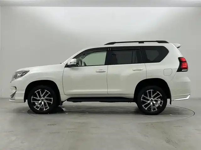 トヨタ ランドクルーザー プラド TX Lパッケージ 群馬県 2023(令5)年 4.5万km ホワイトパールクリスタルシャイン モデリスタエアロ/チルト＆スライド電動ムーンルーフ（挟み込み防止機能付）/ルーフレール/ブラインドスポットモニター［BSM］＋リヤクロストラフィックアラート /9型ワイドディスプレイオーディオ＋T-Connectナビキット/・USB(動画・音声再生/給電）/Bluetooth(ハンズフリー/オーディオ）/Miracast /マルチテレインモニター〈フロント/サイド（左右）＋バックカメラ付〉/====/ベージュ本革シート/前席パワーシート/シートヒーター/シートベンチレーション/衝突被害軽減装置　Toyota Safety Sense/・プリクラッシュセーフティ（歩行者［昼夜］・自転車運転者［昼］検知機能付衝突回避支援タイプ/ミリ波レーダー＋単眼カメラ方式）/・レーンディパーチャーアラート［LDA］（ヨーアシスト機能付）/・オートマチックハイビーム［AHB］/・レーダークルーズコントロール（ブレーキ制御付）/・ロードサインアシスト［RSA］/ミラー型ドライブレコーダー/ビルトインETC2.0/スマートキー /プッシュスタート/LEDヘッドライト/オートライト /オートマチックハイビーム/Fフォグランプ /NITRO Power20インチアルミホイール