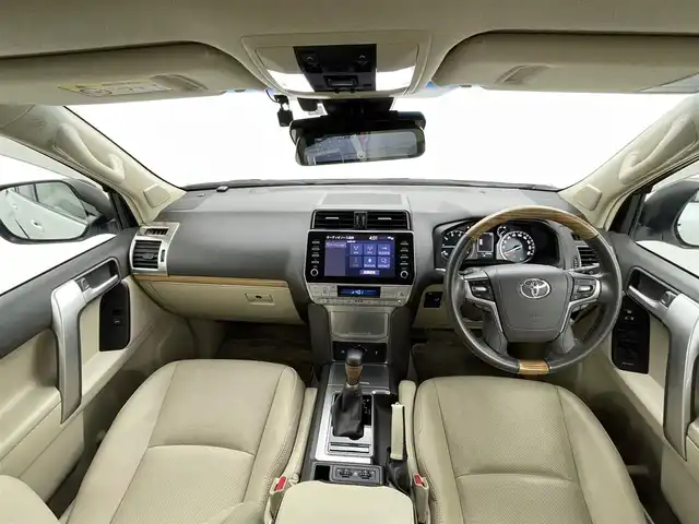 トヨタ ランドクルーザー プラド TX Lパッケージ 熊本県 2023(令5)年 4.5万km ホワイトパールクリスタルシャイン モデリスタエアロ/チルト＆スライド電動ムーンルーフ（挟み込み防止機能付）/ルーフレール/ブラインドスポットモニター［BSM］＋リヤクロストラフィックアラート /9型ワイドディスプレイオーディオ＋T-Connectナビキット/・USB(動画・音声再生/給電）/Bluetooth(ハンズフリー/オーディオ）/Miracast /マルチテレインモニター〈フロント/サイド（左右）＋バックカメラ付〉/====/ベージュ本革シート/前席パワーシート/シートヒーター/シートベンチレーション/衝突被害軽減装置　Toyota Safety Sense/・プリクラッシュセーフティ（歩行者［昼夜］・自転車運転者［昼］検知機能付衝突回避支援タイプ/ミリ波レーダー＋単眼カメラ方式）/・レーンディパーチャーアラート［LDA］（ヨーアシスト機能付）/・オートマチックハイビーム［AHB］/・レーダークルーズコントロール（ブレーキ制御付）/・ロードサインアシスト［RSA］/ミラー型ドライブレコーダー/ビルトインETC2.0/スマートキー /プッシュスタート/LEDヘッドライト/オートライト /オートマチックハイビーム/Fフォグランプ /NITRO Power20インチアルミホイール