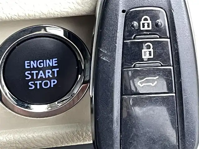 トヨタ ランドクルーザー プラド TX Lパッケージ 熊本県 2023(令5)年 4.5万km ホワイトパールクリスタルシャイン モデリスタエアロ/チルト＆スライド電動ムーンルーフ（挟み込み防止機能付）/ルーフレール/ブラインドスポットモニター［BSM］＋リヤクロストラフィックアラート /9型ワイドディスプレイオーディオ＋T-Connectナビキット/・USB(動画・音声再生/給電）/Bluetooth(ハンズフリー/オーディオ）/Miracast /マルチテレインモニター〈フロント/サイド（左右）＋バックカメラ付〉/====/ベージュ本革シート/前席パワーシート/シートヒーター/シートベンチレーション/衝突被害軽減装置　Toyota Safety Sense/・プリクラッシュセーフティ（歩行者［昼夜］・自転車運転者［昼］検知機能付衝突回避支援タイプ/ミリ波レーダー＋単眼カメラ方式）/・レーンディパーチャーアラート［LDA］（ヨーアシスト機能付）/・オートマチックハイビーム［AHB］/・レーダークルーズコントロール（ブレーキ制御付）/・ロードサインアシスト［RSA］/ミラー型ドライブレコーダー/ビルトインETC2.0/スマートキー /プッシュスタート/LEDヘッドライト/オートライト /オートマチックハイビーム/Fフォグランプ /NITRO Power20インチアルミホイール