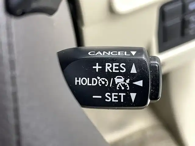 トヨタ ランドクルーザー プラド TX Lパッケージ 熊本県 2023(令5)年 4.5万km ホワイトパールクリスタルシャイン モデリスタエアロ/チルト＆スライド電動ムーンルーフ（挟み込み防止機能付）/ルーフレール/ブラインドスポットモニター［BSM］＋リヤクロストラフィックアラート /9型ワイドディスプレイオーディオ＋T-Connectナビキット/・USB(動画・音声再生/給電）/Bluetooth(ハンズフリー/オーディオ）/Miracast /マルチテレインモニター〈フロント/サイド（左右）＋バックカメラ付〉/====/ベージュ本革シート/前席パワーシート/シートヒーター/シートベンチレーション/衝突被害軽減装置　Toyota Safety Sense/・プリクラッシュセーフティ（歩行者［昼夜］・自転車運転者［昼］検知機能付衝突回避支援タイプ/ミリ波レーダー＋単眼カメラ方式）/・レーンディパーチャーアラート［LDA］（ヨーアシスト機能付）/・オートマチックハイビーム［AHB］/・レーダークルーズコントロール（ブレーキ制御付）/・ロードサインアシスト［RSA］/ミラー型ドライブレコーダー/ビルトインETC2.0/スマートキー /プッシュスタート/LEDヘッドライト/オートライト /オートマチックハイビーム/Fフォグランプ /NITRO Power20インチアルミホイール