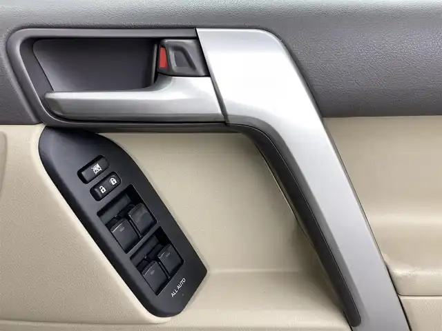 トヨタ ランドクルーザー プラド TX Lパッケージ 熊本県 2023(令5)年 4.5万km ホワイトパールクリスタルシャイン モデリスタエアロ/チルト＆スライド電動ムーンルーフ（挟み込み防止機能付）/ルーフレール/ブラインドスポットモニター［BSM］＋リヤクロストラフィックアラート /9型ワイドディスプレイオーディオ＋T-Connectナビキット/・USB(動画・音声再生/給電）/Bluetooth(ハンズフリー/オーディオ）/Miracast /マルチテレインモニター〈フロント/サイド（左右）＋バックカメラ付〉/====/ベージュ本革シート/前席パワーシート/シートヒーター/シートベンチレーション/衝突被害軽減装置　Toyota Safety Sense/・プリクラッシュセーフティ（歩行者［昼夜］・自転車運転者［昼］検知機能付衝突回避支援タイプ/ミリ波レーダー＋単眼カメラ方式）/・レーンディパーチャーアラート［LDA］（ヨーアシスト機能付）/・オートマチックハイビーム［AHB］/・レーダークルーズコントロール（ブレーキ制御付）/・ロードサインアシスト［RSA］/ミラー型ドライブレコーダー/ビルトインETC2.0/スマートキー /プッシュスタート/LEDヘッドライト/オートライト /オートマチックハイビーム/Fフォグランプ /NITRO Power20インチアルミホイール