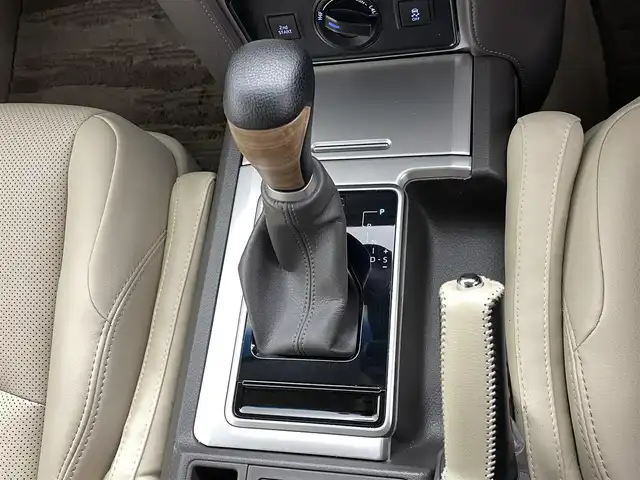 トヨタ ランドクルーザー プラド TX Lパッケージ 熊本県 2023(令5)年 4.5万km ホワイトパールクリスタルシャイン モデリスタエアロ/チルト＆スライド電動ムーンルーフ（挟み込み防止機能付）/ルーフレール/ブラインドスポットモニター［BSM］＋リヤクロストラフィックアラート /9型ワイドディスプレイオーディオ＋T-Connectナビキット/・USB(動画・音声再生/給電）/Bluetooth(ハンズフリー/オーディオ）/Miracast /マルチテレインモニター〈フロント/サイド（左右）＋バックカメラ付〉/====/ベージュ本革シート/前席パワーシート/シートヒーター/シートベンチレーション/衝突被害軽減装置　Toyota Safety Sense/・プリクラッシュセーフティ（歩行者［昼夜］・自転車運転者［昼］検知機能付衝突回避支援タイプ/ミリ波レーダー＋単眼カメラ方式）/・レーンディパーチャーアラート［LDA］（ヨーアシスト機能付）/・オートマチックハイビーム［AHB］/・レーダークルーズコントロール（ブレーキ制御付）/・ロードサインアシスト［RSA］/ミラー型ドライブレコーダー/ビルトインETC2.0/スマートキー /プッシュスタート/LEDヘッドライト/オートライト /オートマチックハイビーム/Fフォグランプ /NITRO Power20インチアルミホイール