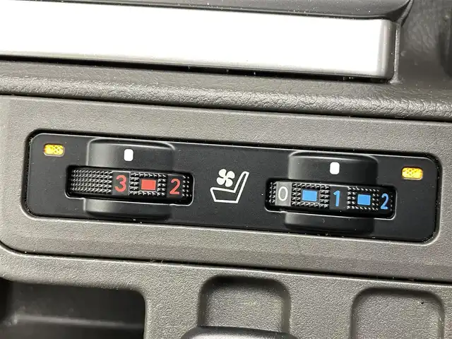 トヨタ ランドクルーザー プラド TX Lパッケージ 熊本県 2023(令5)年 4.5万km ホワイトパールクリスタルシャイン モデリスタエアロ/チルト＆スライド電動ムーンルーフ（挟み込み防止機能付）/ルーフレール/ブラインドスポットモニター［BSM］＋リヤクロストラフィックアラート /9型ワイドディスプレイオーディオ＋T-Connectナビキット/・USB(動画・音声再生/給電）/Bluetooth(ハンズフリー/オーディオ）/Miracast /マルチテレインモニター〈フロント/サイド（左右）＋バックカメラ付〉/====/ベージュ本革シート/前席パワーシート/シートヒーター/シートベンチレーション/衝突被害軽減装置　Toyota Safety Sense/・プリクラッシュセーフティ（歩行者［昼夜］・自転車運転者［昼］検知機能付衝突回避支援タイプ/ミリ波レーダー＋単眼カメラ方式）/・レーンディパーチャーアラート［LDA］（ヨーアシスト機能付）/・オートマチックハイビーム［AHB］/・レーダークルーズコントロール（ブレーキ制御付）/・ロードサインアシスト［RSA］/ミラー型ドライブレコーダー/ビルトインETC2.0/スマートキー /プッシュスタート/LEDヘッドライト/オートライト /オートマチックハイビーム/Fフォグランプ /NITRO Power20インチアルミホイール