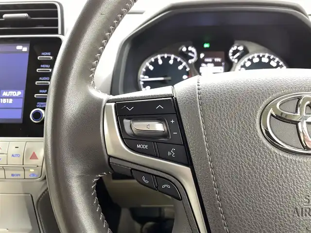 トヨタ ランドクルーザー プラド TX Lパッケージ 熊本県 2023(令5)年 4.5万km ホワイトパールクリスタルシャイン モデリスタエアロ/チルト＆スライド電動ムーンルーフ（挟み込み防止機能付）/ルーフレール/ブラインドスポットモニター［BSM］＋リヤクロストラフィックアラート /9型ワイドディスプレイオーディオ＋T-Connectナビキット/・USB(動画・音声再生/給電）/Bluetooth(ハンズフリー/オーディオ）/Miracast /マルチテレインモニター〈フロント/サイド（左右）＋バックカメラ付〉/====/ベージュ本革シート/前席パワーシート/シートヒーター/シートベンチレーション/衝突被害軽減装置　Toyota Safety Sense/・プリクラッシュセーフティ（歩行者［昼夜］・自転車運転者［昼］検知機能付衝突回避支援タイプ/ミリ波レーダー＋単眼カメラ方式）/・レーンディパーチャーアラート［LDA］（ヨーアシスト機能付）/・オートマチックハイビーム［AHB］/・レーダークルーズコントロール（ブレーキ制御付）/・ロードサインアシスト［RSA］/ミラー型ドライブレコーダー/ビルトインETC2.0/スマートキー /プッシュスタート/LEDヘッドライト/オートライト /オートマチックハイビーム/Fフォグランプ /NITRO Power20インチアルミホイール