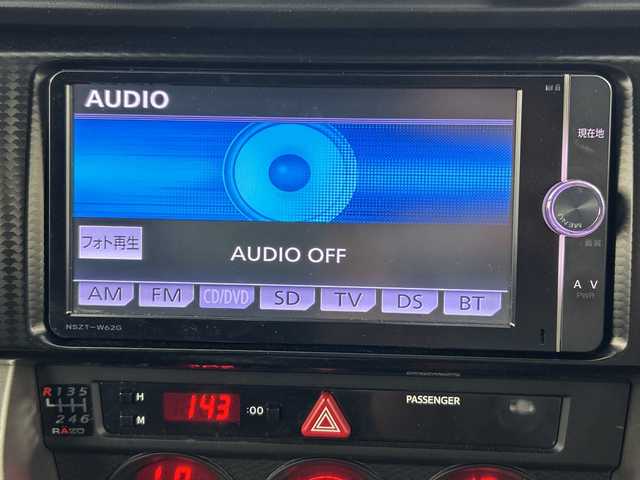 トヨタ ８６ GT リミテッド 愛知県 2014(平26)年 5.5万km サテンホワイトパール 純正7インチＳＤナビ（ＮＳＺＴ－Ｗ６２Ｇ）　/フルセグ/ＣＤ/ＤＶＤ/Ｂｌｕｅｔｏｏｔｈ　/ＥＴＣ/ＭＴモード付ＡＴ　/ハーフレザーシート/前席シートヒーター/アイドリングストップ　/バイキセノンライト　/フォグランプ　/バックフォグ　/オートライト　/スマートキー/スペアキー