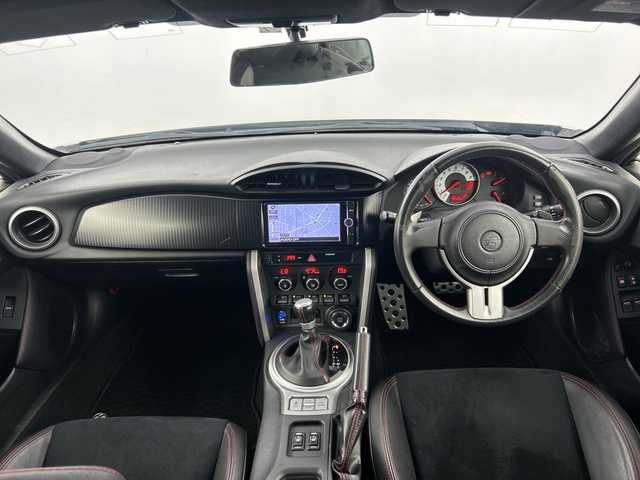 トヨタ ８６ GT リミテッド 愛知県 2014(平26)年 5.5万km サテンホワイトパール 純正7インチＳＤナビ（ＮＳＺＴ－Ｗ６２Ｇ）　/フルセグ/ＣＤ/ＤＶＤ/Ｂｌｕｅｔｏｏｔｈ　/ＥＴＣ/ＭＴモード付ＡＴ　/ハーフレザーシート/前席シートヒーター/アイドリングストップ　/バイキセノンライト　/フォグランプ　/バックフォグ　/オートライト　/スマートキー/スペアキー